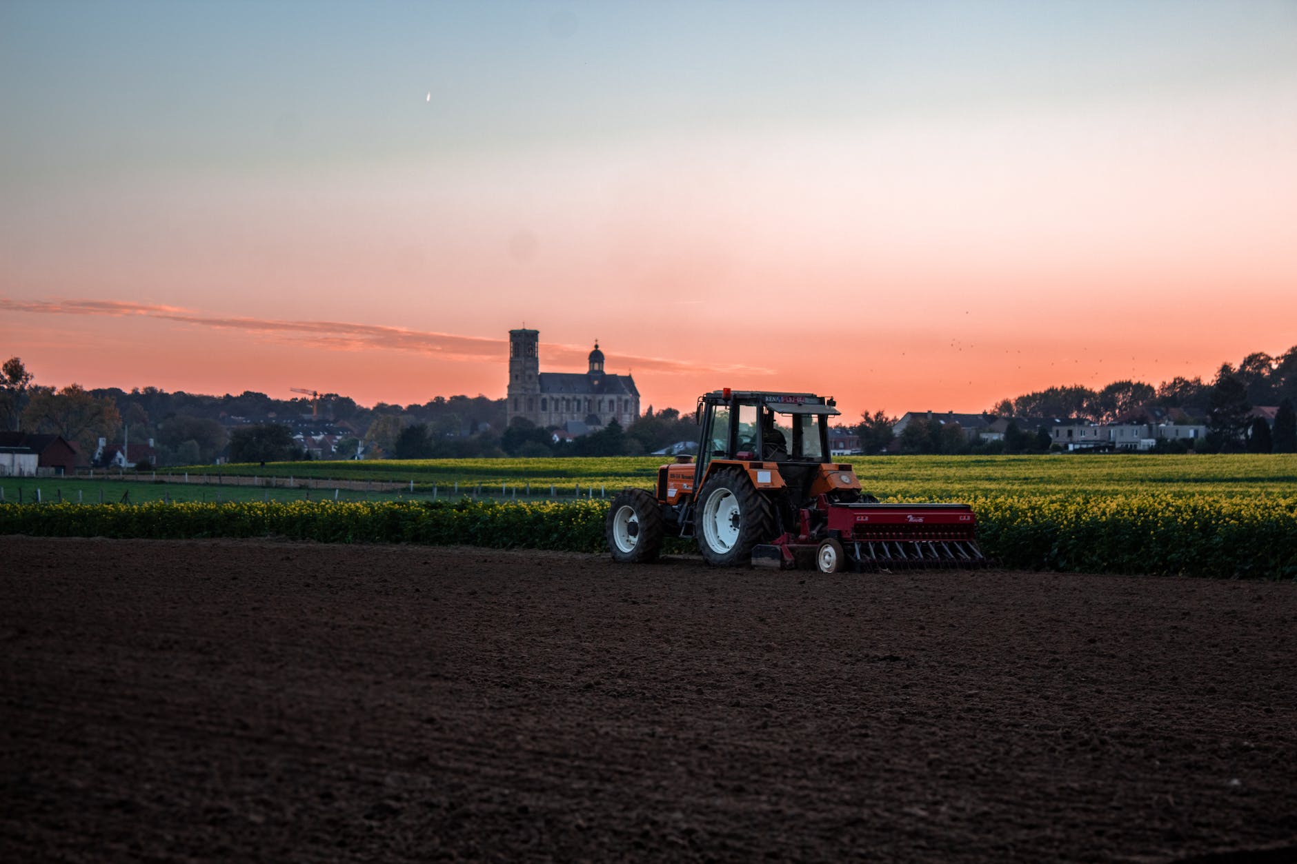 tractor beside grass field (Photo by Nicolas Veithen)