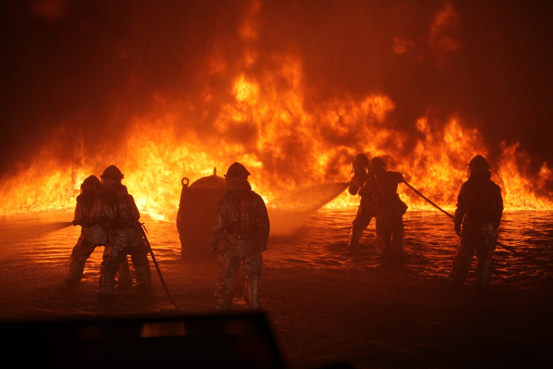 Firefighters fighting fire (Photo by Pixabay)