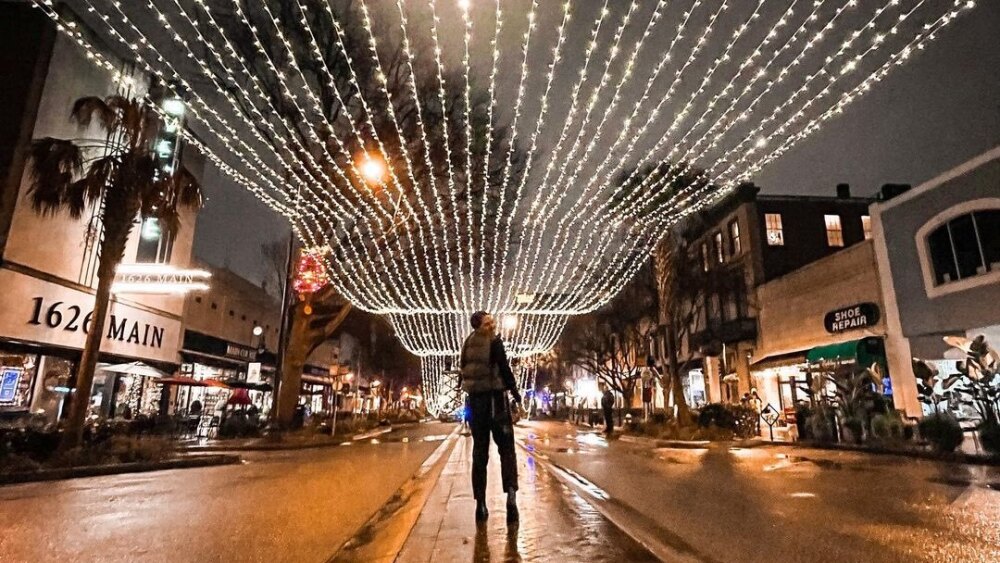 Councillor Agostino wants Ouellette Ave. multi-coloured LED canopy from riverfront to Jackson Park