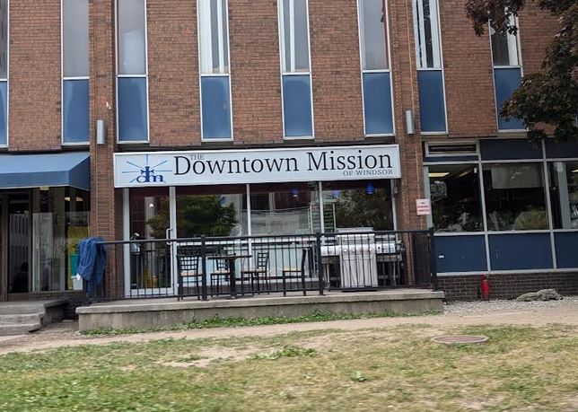 How does the Downtown Mission deal with extreme heat days?