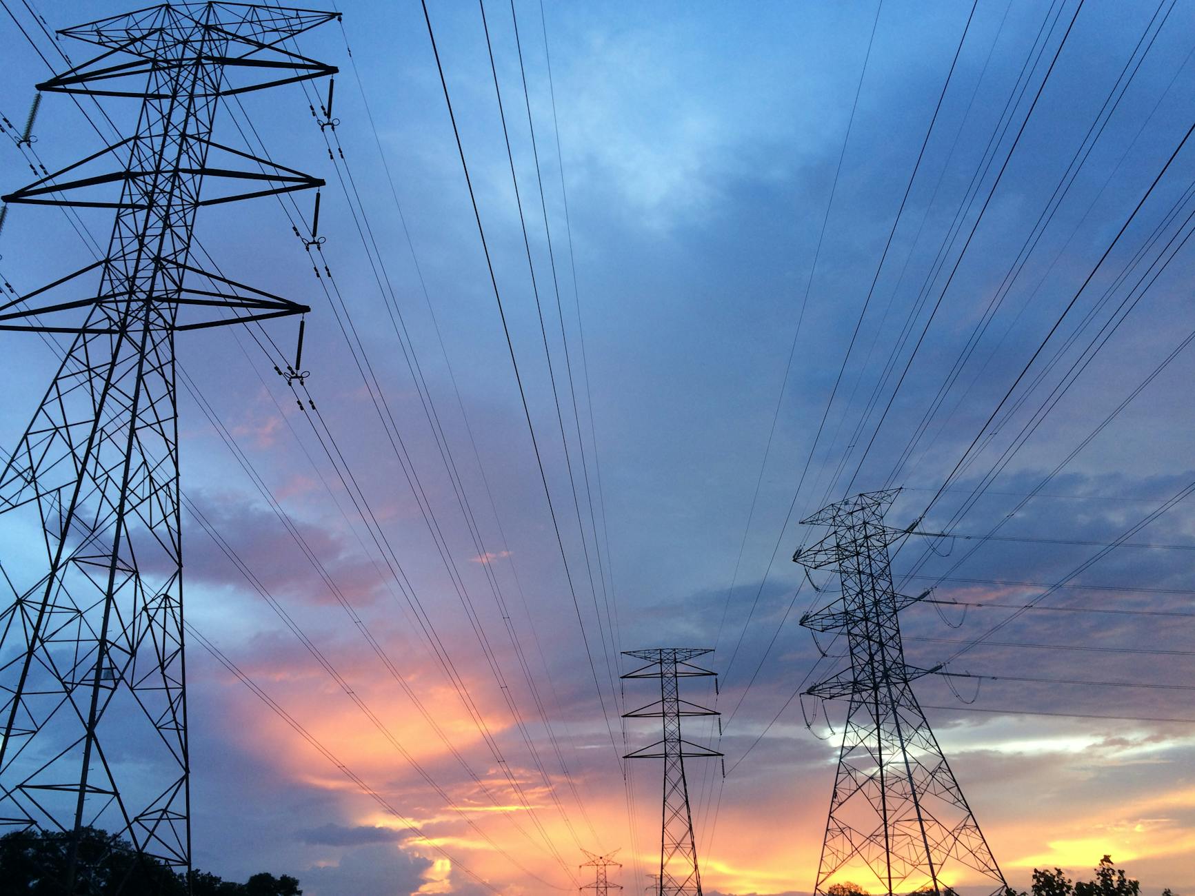 Electricity transmission tower (Photo by Pok Rie)